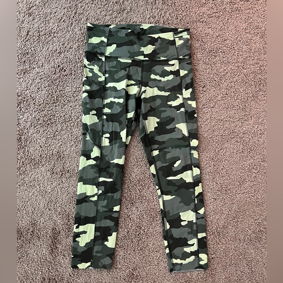 Lululemon Fast and Free HR Crop - size 8 - Picture 2 of 5